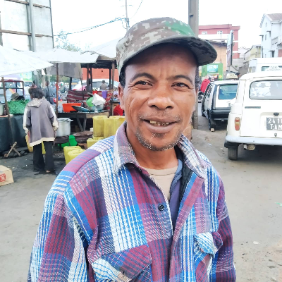 Taxi Finder Madagascar, Chauffeur RANDRIANASOLO Julien, 2418 TN